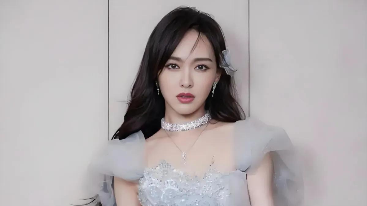 唐嫣《独身女人》引争议：实力与造型的较量？

《繁花》曾被视为唐嫣演员生涯的转折