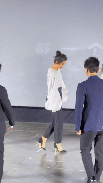 黄晓明的背影看着好沧桑，这几步路走出了七老八十的感觉，只见晓明哥步履蹒跚的走上台