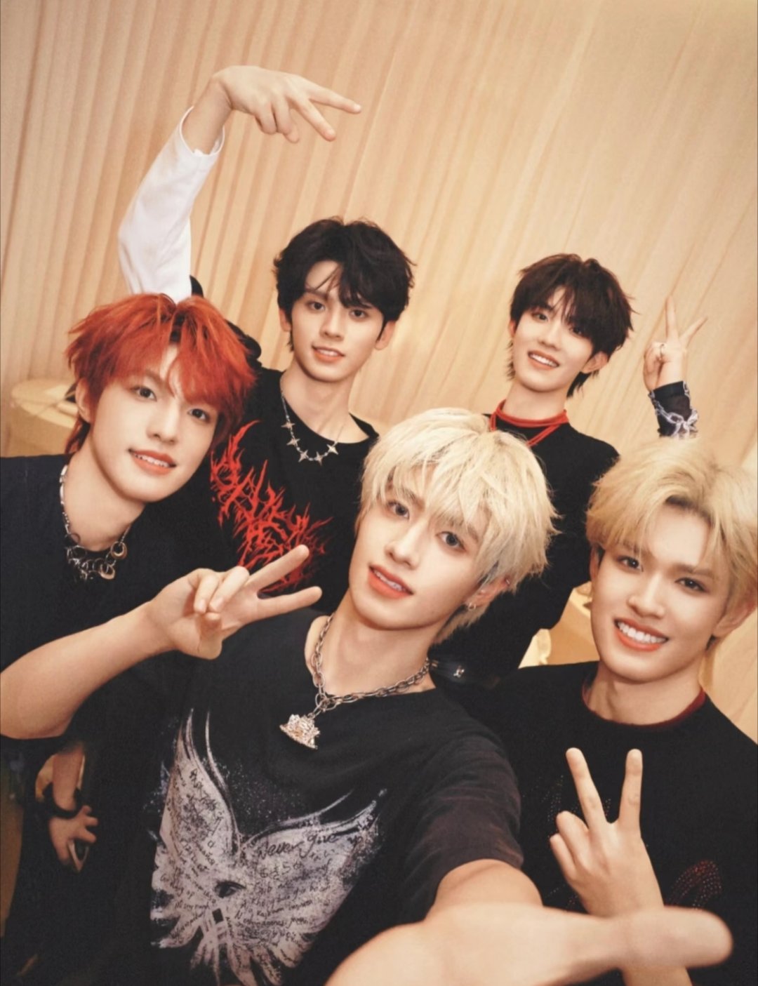 看他们在舞台上又唱又跳，真是满满的青春活力！这种为了梦想拼命努力的样子特别打动人