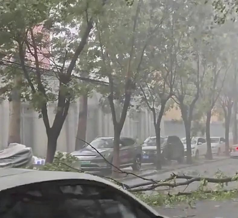 京城风雨雷电齐至，雨量不小注意避险！

北京这场强对流来势汹汹，风雨雷电“四件套