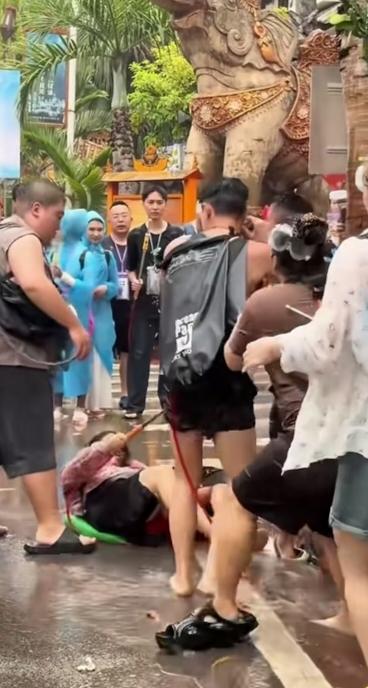 “别打了！”

西双版纳泼水节一幕，原本一场喜庆吉祥的节日，结果倒好，成了舞林争