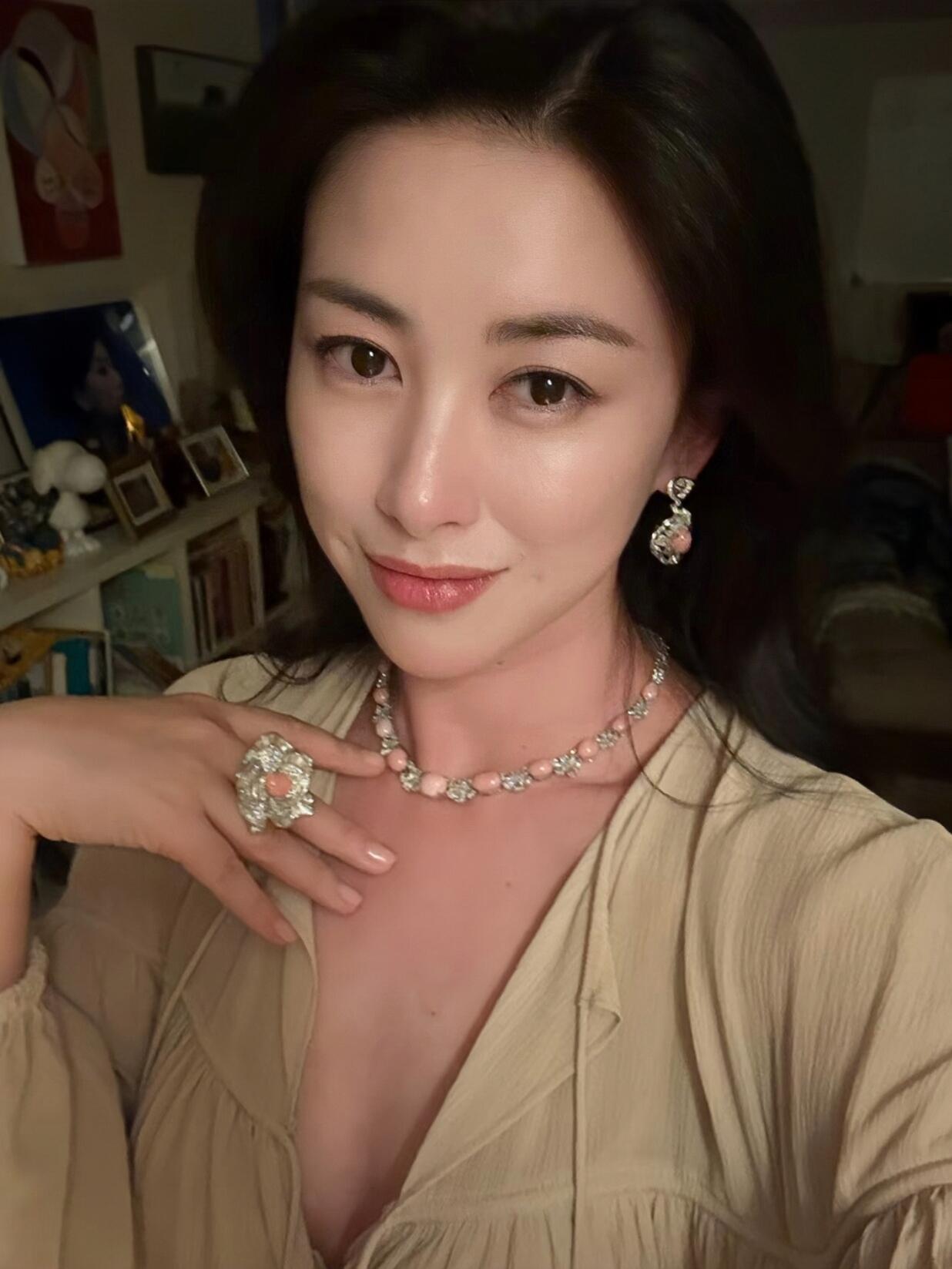 朱珠好绝的妈咪气质朱珠 朱珠一身白裙完全是妈咪级别的！老钱风拿捏满分，舒展大气的