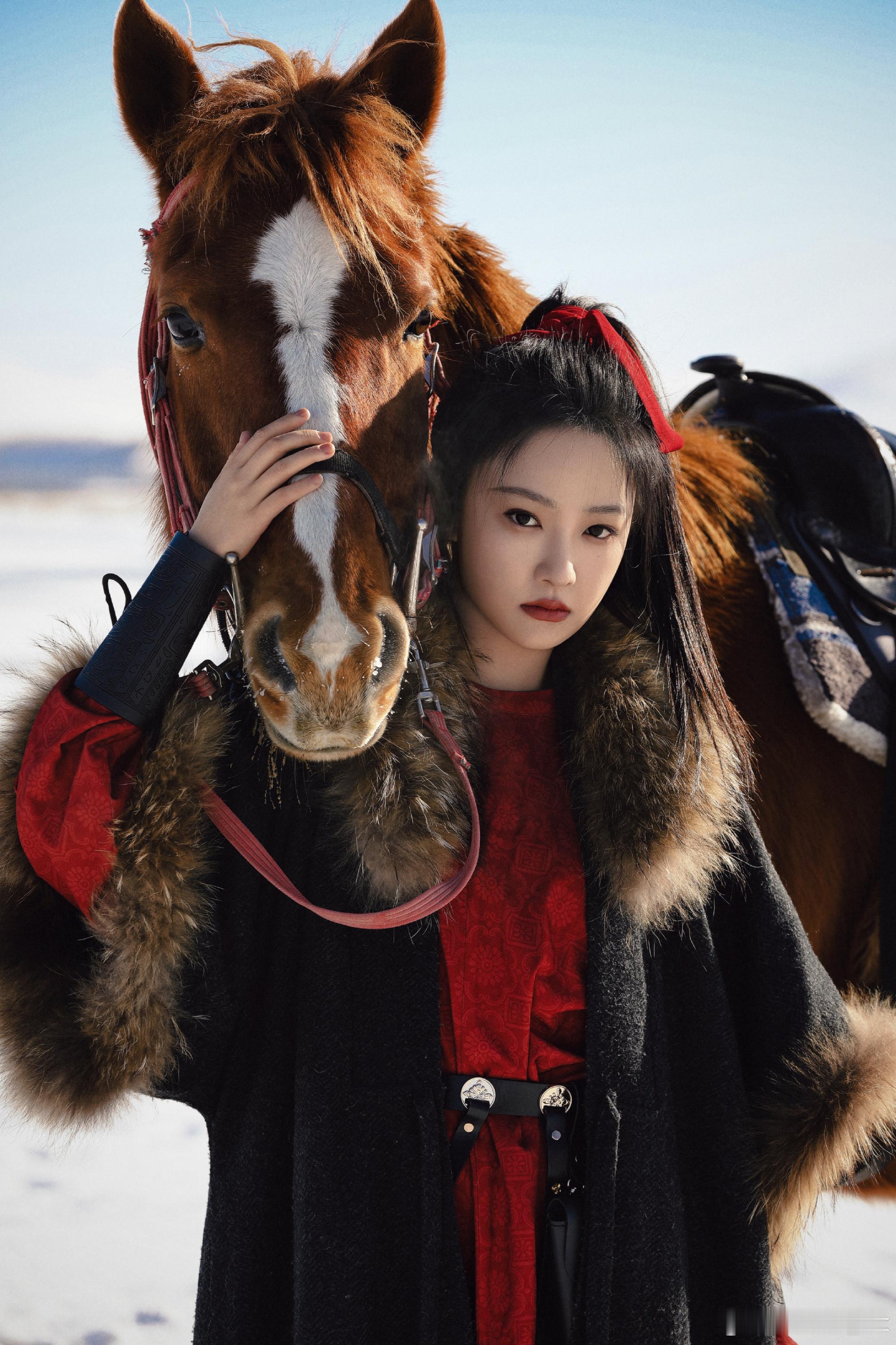 #吴佳怡雪地玫瑰妆# 我说谁懂，吴佳怡这一组图直接让我梦回曲曼婷，飒爽英姿，花间
