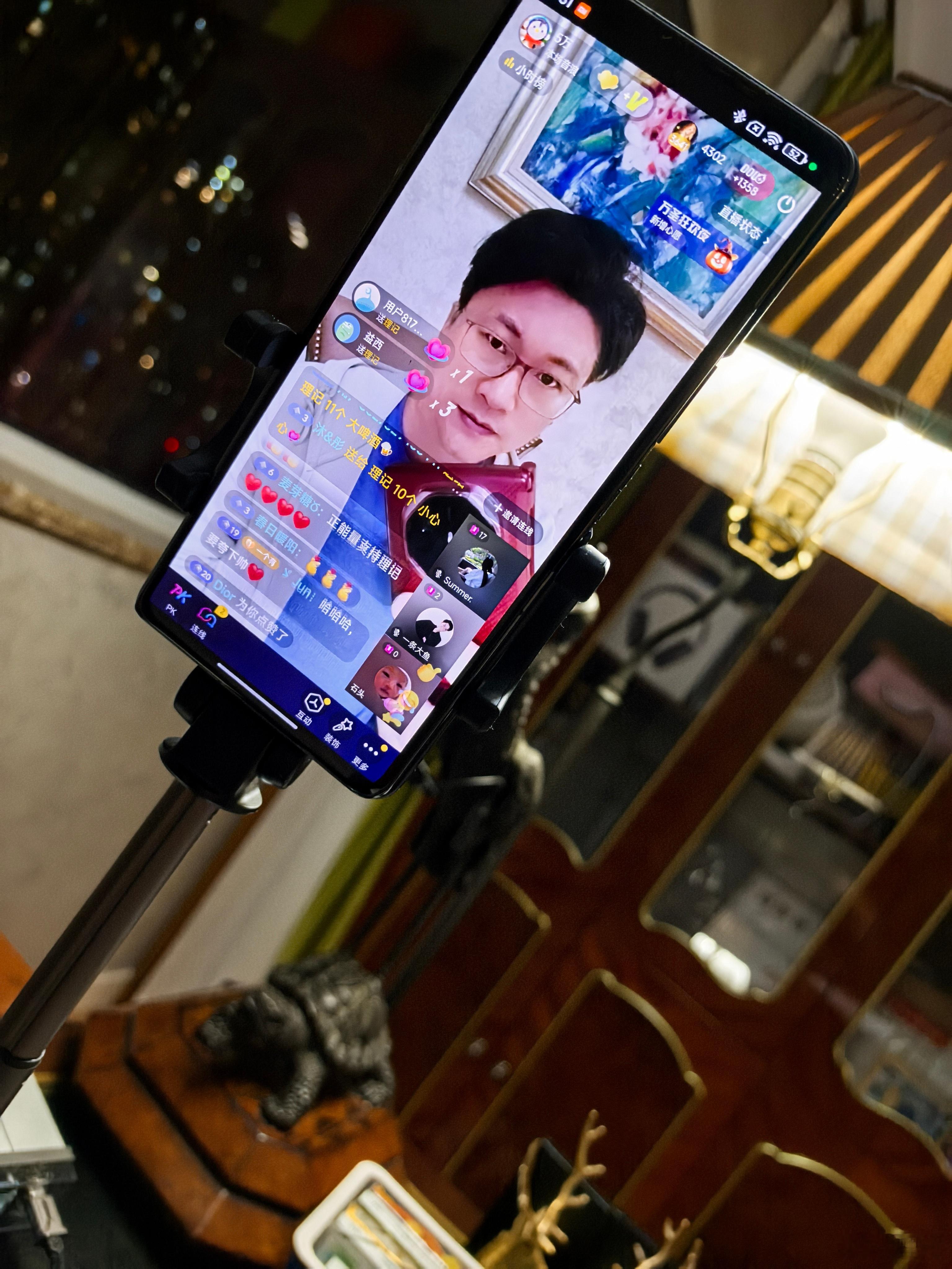 第一次上抖音，直播间观众稳定在4000人左右，开播52分钟点赞245万。 ​​​