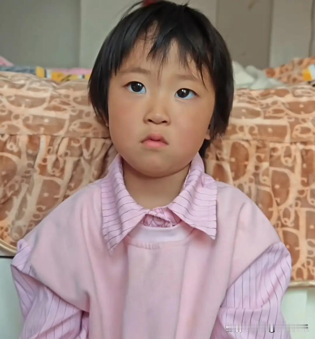 小满儿的妈妈问满儿一个问题，“当阴天的时候，太阳和月亮去哪儿了？”孩子回答的非常