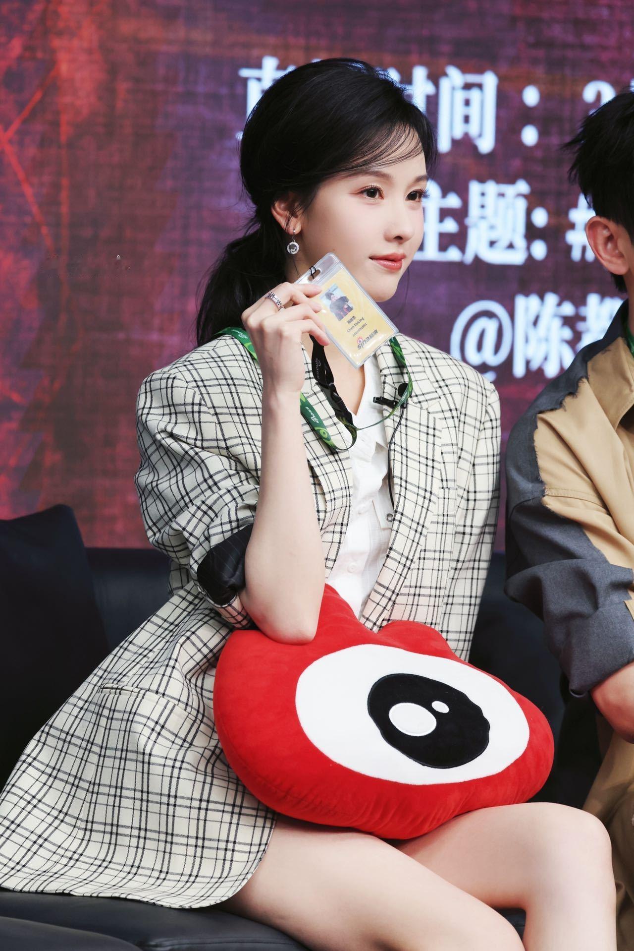 陈都灵雁回时扫楼生图 陈都灵在雁回时的活动表现太出彩了，她的生图和直播状态都令人