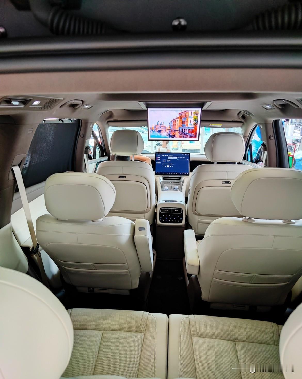 国庆陪家人逛街，顺道去腾势店里摸了摸刚上市的N8L。说实话，有被触动到。

作为