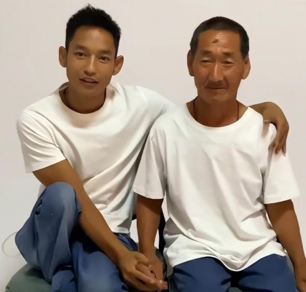 1991年，河南一对夫妻生下残疾儿子不想养，于是将儿子扔在草丛里。谁料，村里一个