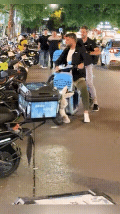现在老外已经把我们这里当成家了，画面显示的内容，据说是在夜深人静的时候，也出来到