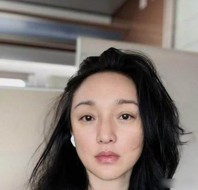 最近周迅50岁素颜引热议，她晒照配文“女人要放过自己”，这话通透又戳心。。 ​​
