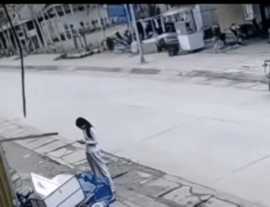 肩上扛着一根这么长的毛竹骑着车，这不出问题才怪呢，造成的一切后果都应该由他承担，