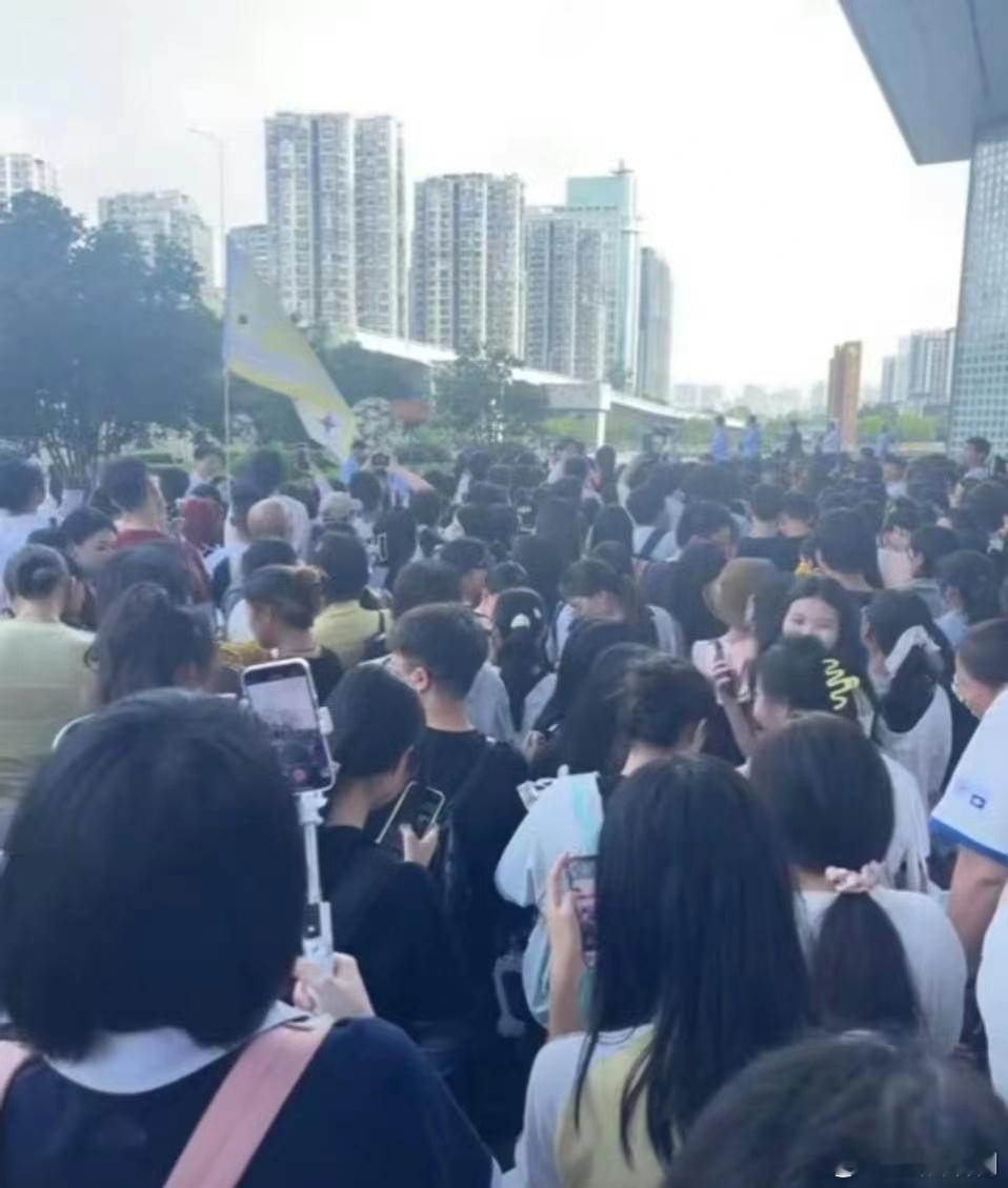 #赵丽颖里面外面都是赵满楼# 赵丽颖里面外面都是赵满楼，赵丽颖 好牛，又重新定义