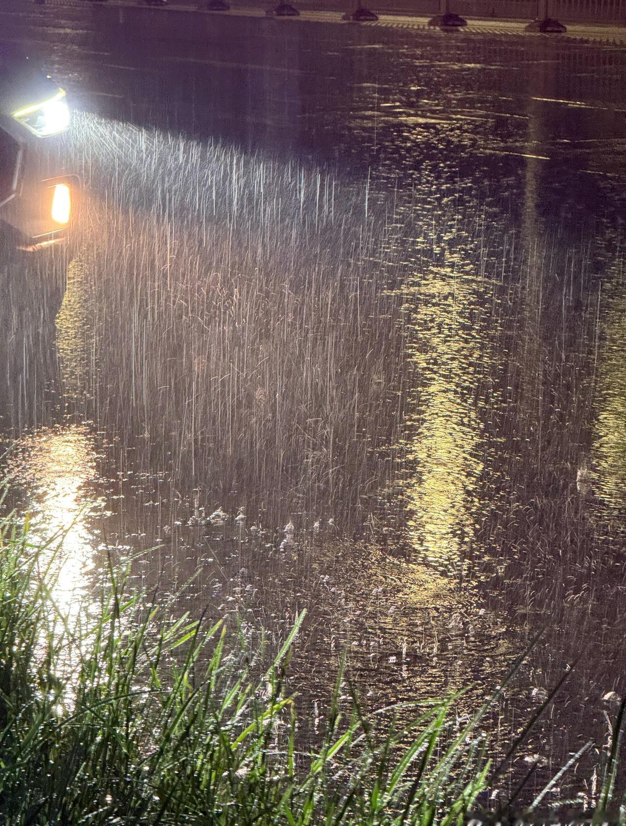 今天晚上北京又下起了大雨，刚出地铁的我在回去的路上赶上了一阵又急又大的雨，地面上
