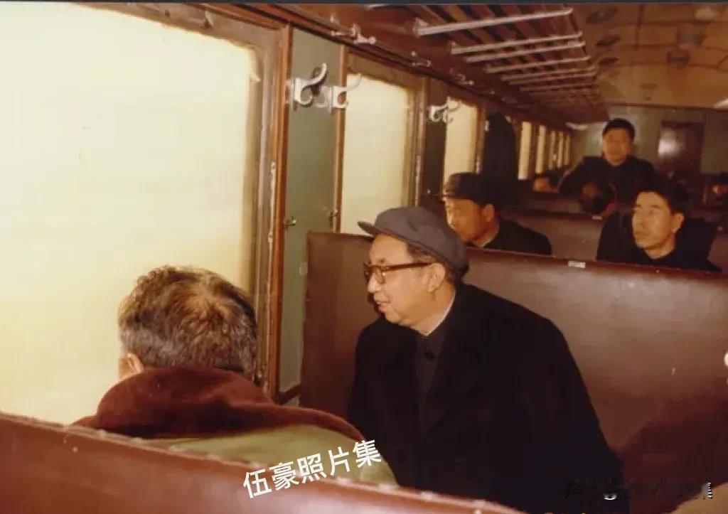 1980年5月，华国锋同志在新疆阜康县考察（看望哈萨克族社员）期间，透过火车车窗
