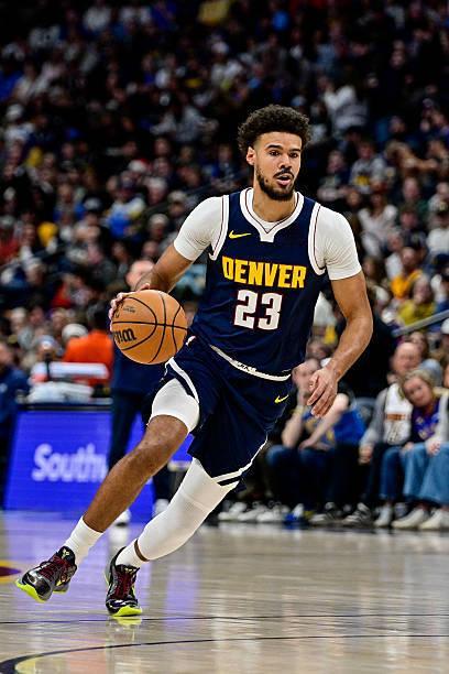 卡梅隆·约翰逊今天在第四节离场，膝盖受伤，而且看起来是一次非对抗性受伤。他当时倒