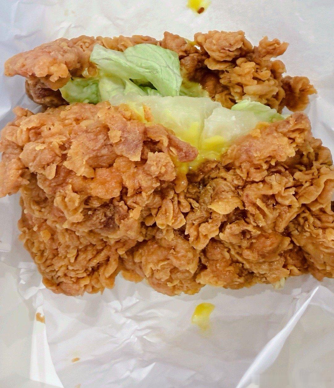 又吃上垃圾食品了。 
