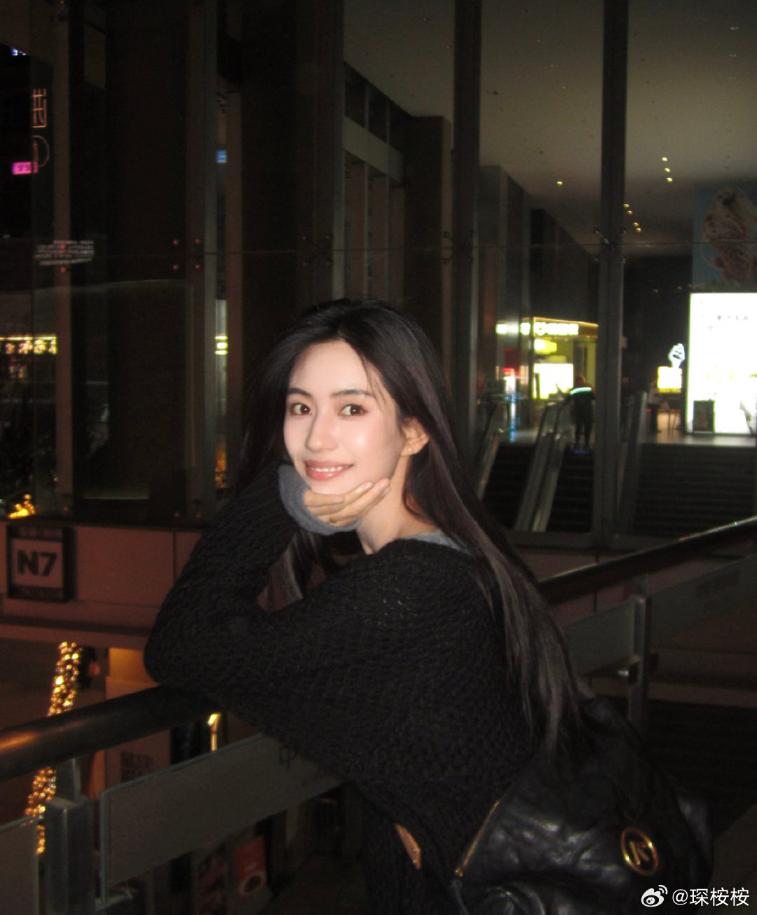 秦俊杰有一个优点 谈的女生都是圈内的 而且个个都是大美女，他的标准还真不低。  