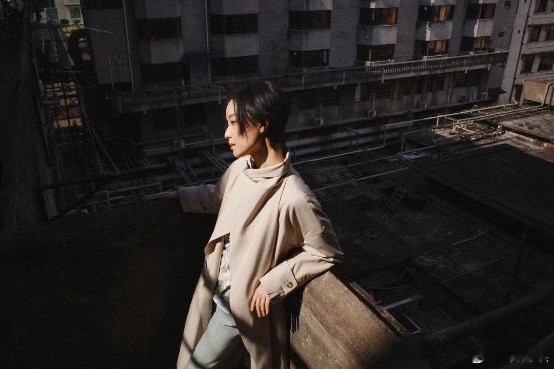 风一吹倪妮就有电影感了广州的风很懂倪妮的美 当风没有名字时它只是风，当它属于你之