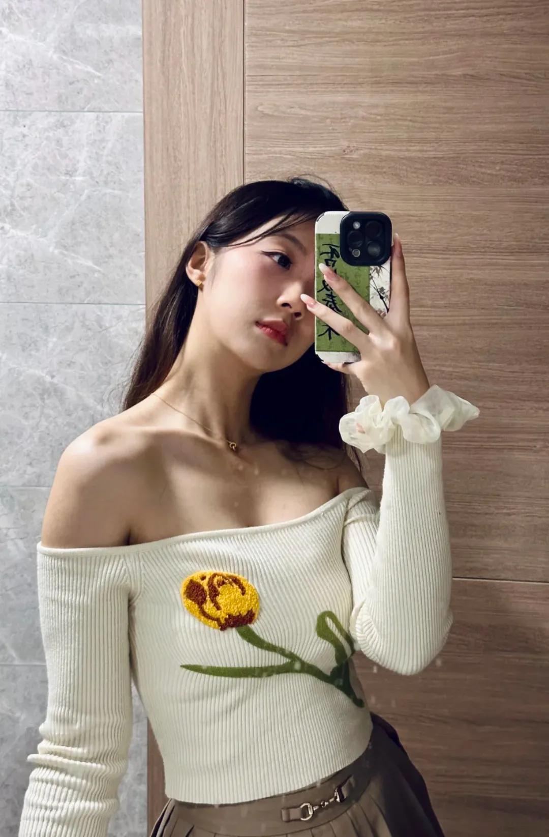 #秋日生活碎片打卡#新买的衣服，身上的这个图案花，是真的好看