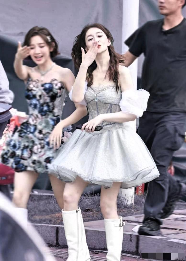 徐佳宁这波怕是亏麻了！自家珍藏的绝版手办，直接拿去搞全国巡展。

五十岁李小冉扎