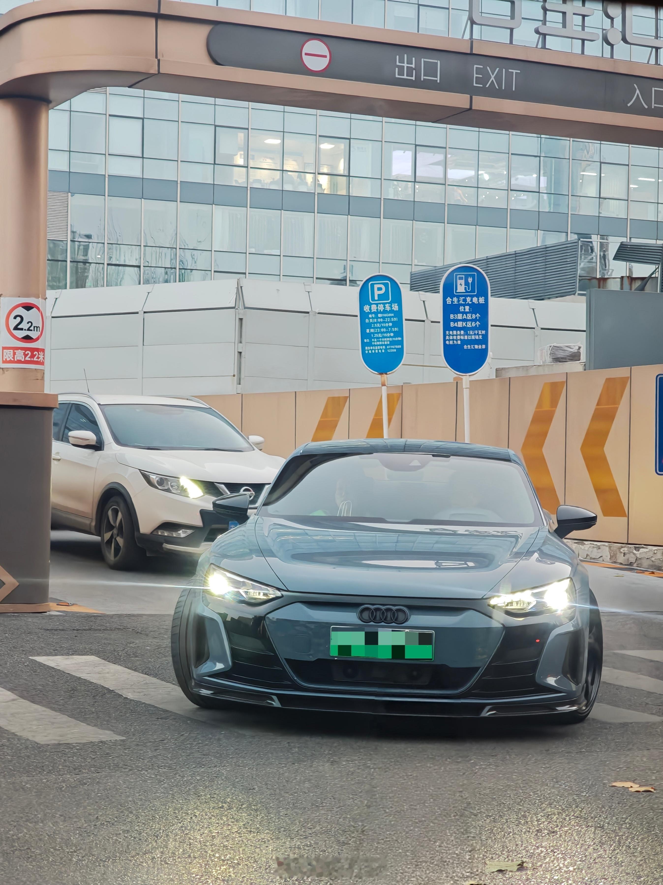 跑在大街上的奥迪RS e-tron GT，我还真没见过几次。特地翻出四年前在广州