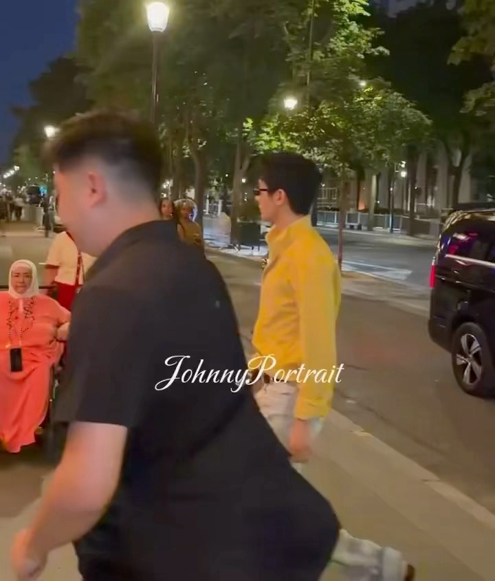 邓为黄衬衫巴黎路透邓为自带贵公子氛围感，肩颈线条优越到无可挑剔，松弛神态帅得游刃