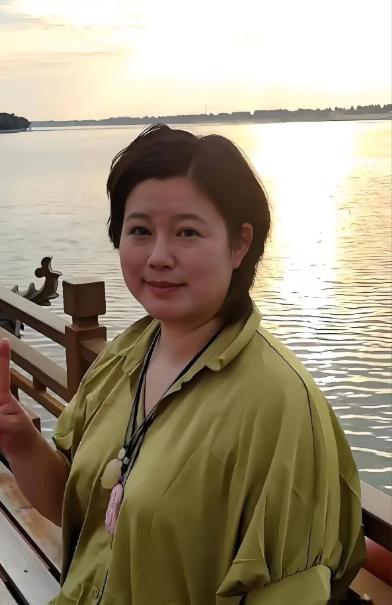要是没人提醒，打死我也不敢信。眼前这个挤着眼睛、双下巴若隐若现的短发大姐，竟然是