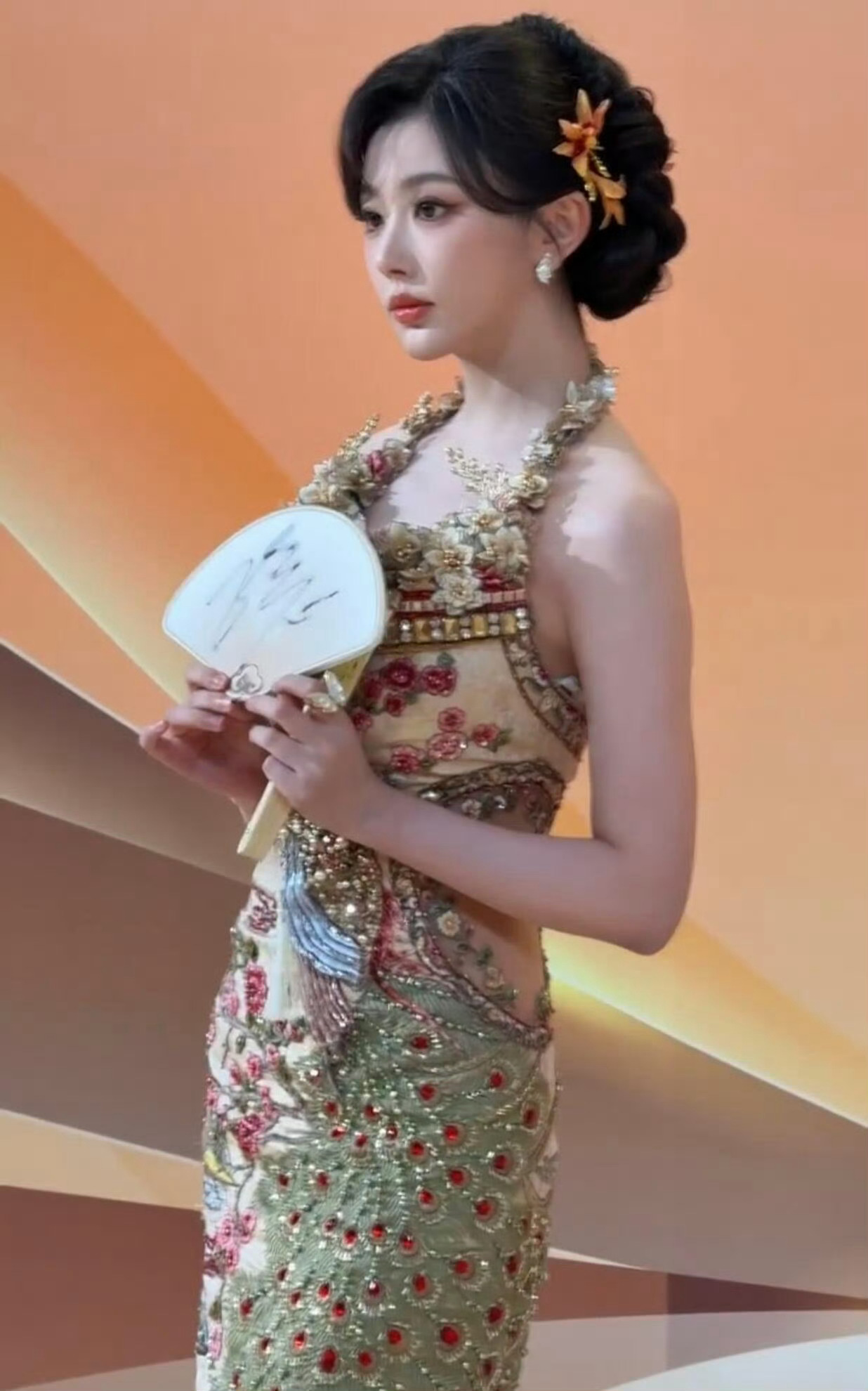 孔雪儿身上那种慵懒与精致并存的微妙感，恰好撞上了油画的灵魂。复古不是复刻，是她把