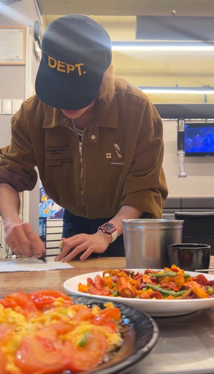 被徐明浩请吃饭了网友韩国餐厅吃饭偶遇徐明浩。进来的时候打招呼，走的时候给签名还给