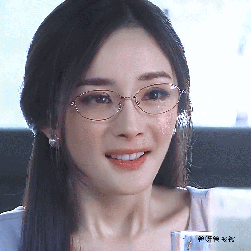 《盛夏晚晴天》这个剧组在服装上是真的挺用心的，每一个妆造，造型都很适合幂姐，真的