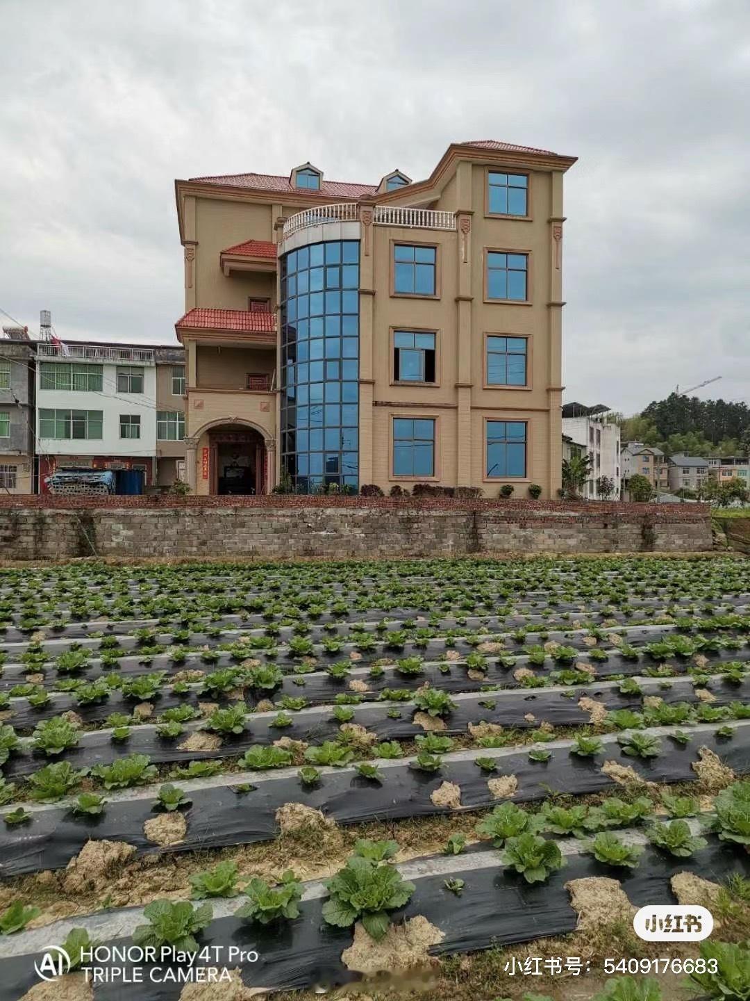 我说一下农村的住房。北上广的打工人们经常抱怨住房太小，租个三四十平米的房子就要大