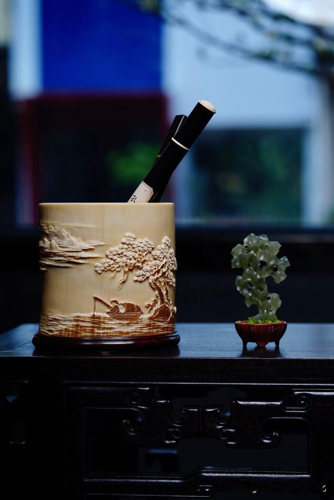 猛犸象牙《独钓寒江图》笔筒

真正耐看的文房器，不只是精工。
更难得的，是它能把
