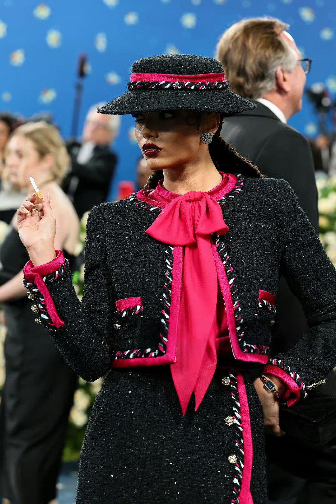 前两天还在跟朋友讨论关于Coco Chanel，说对她最大的印象就是手指夹着香烟