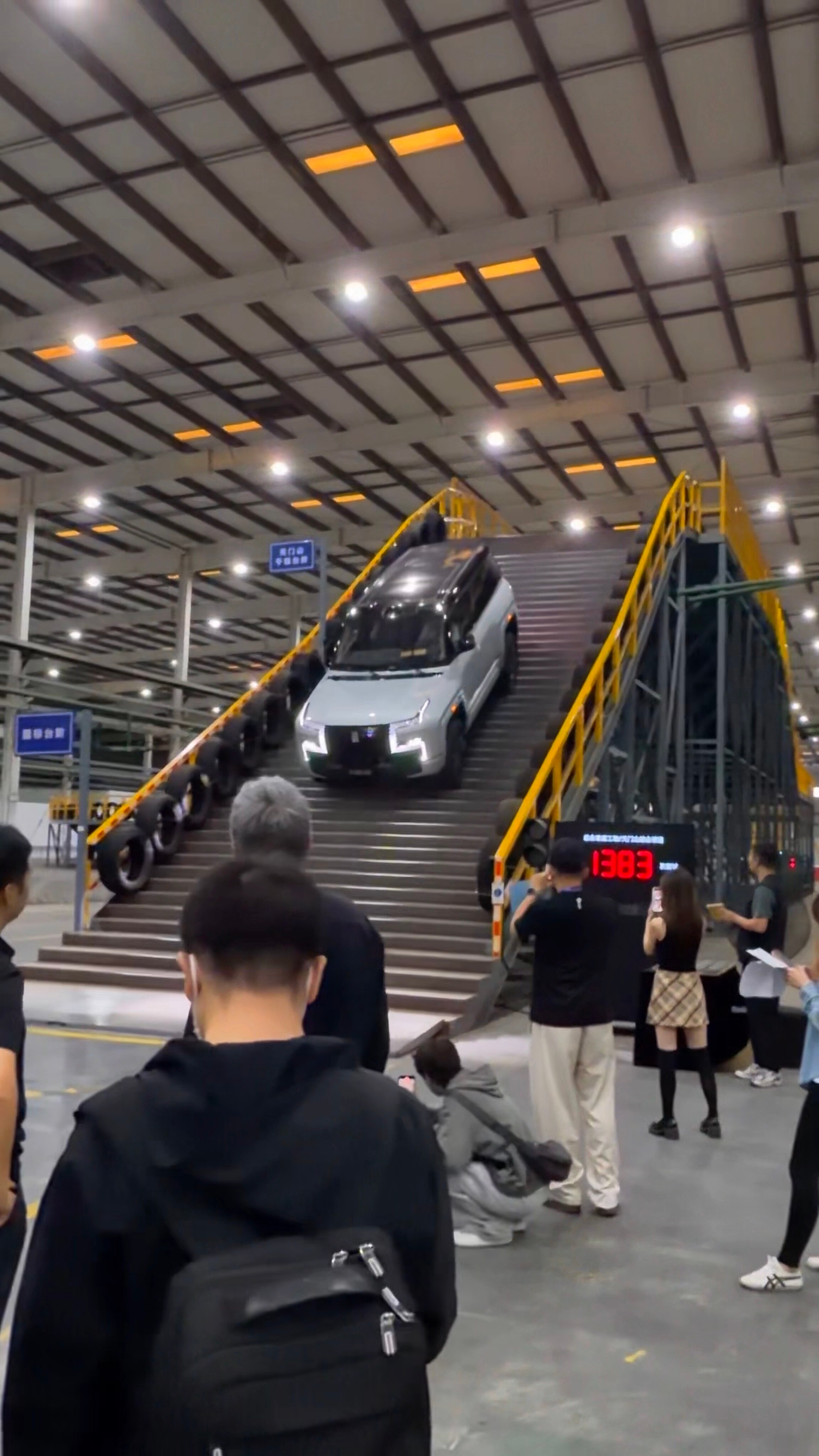 把山搬进厂里是疯了还是清醒 见过在厂房里复刻“天门山”的吗？比亚迪这波操作简直是