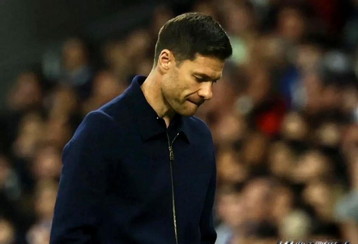 这中场踢得是真拧巴，放着罗德里戈不用？

把罗德里戈摁在替补席上，边路直接哑火，