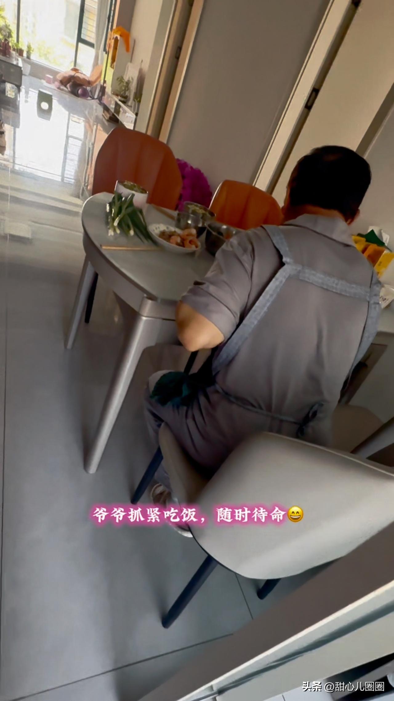 看到菲儿爷爷忙碌的伺候着菲儿，心里暖暖的，菲儿的亲人来了！🙏我的孩子得到的疼爱