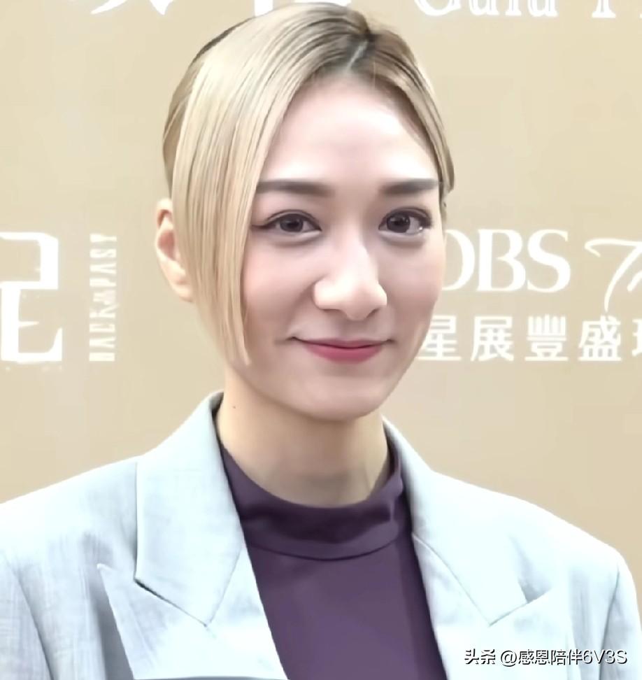 看到颖堃这组张照片，我第一眼也是光盯着鼻子看了！这鼻梁，长得也太有性格了，真好看