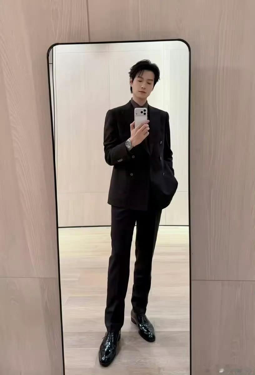 魏大勋拿捏住了唱跳ending精髓卡点精准，眼神杀到位！最后一秒定格帅到犯规，这