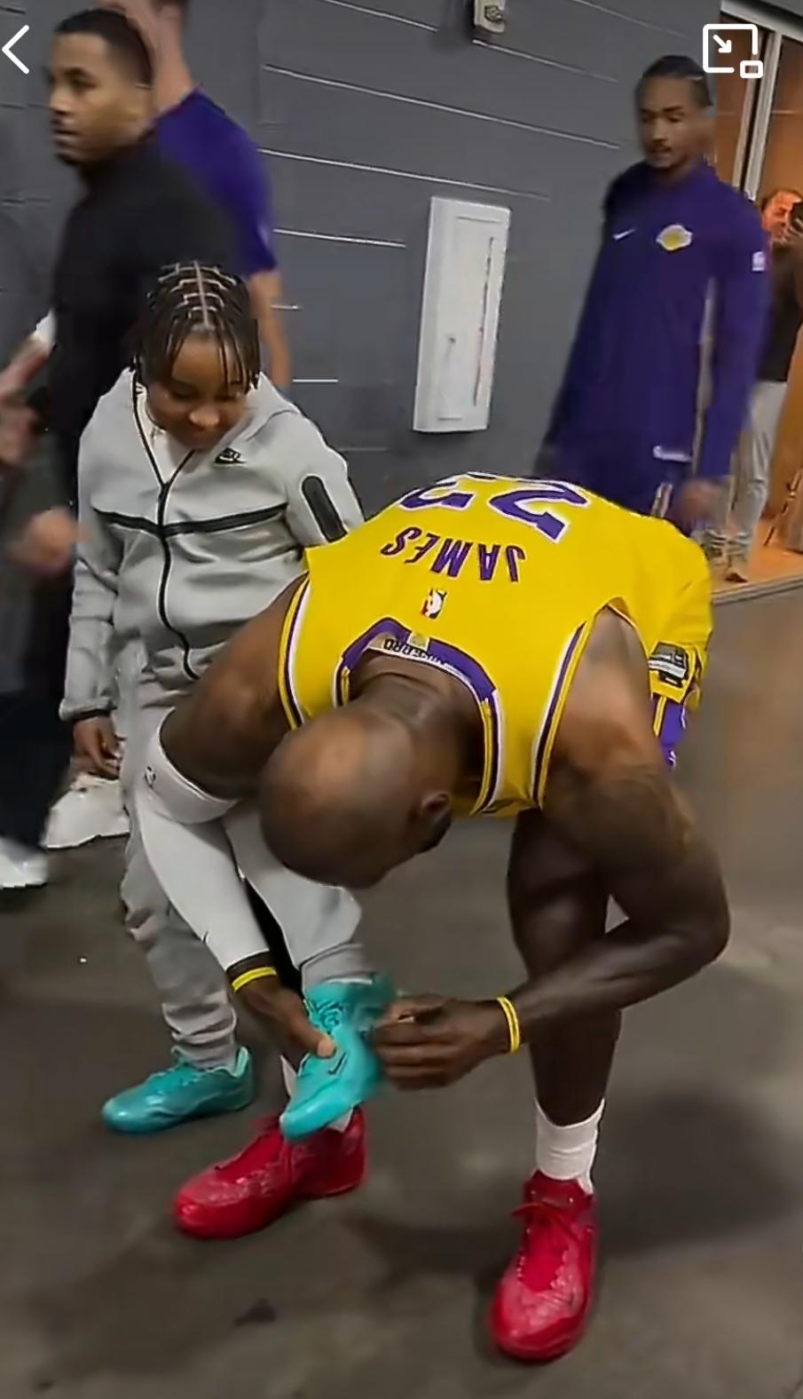 41岁的勒布朗-詹姆斯就是如此的🈶爱，且没有球星的架子，一个小球迷赛后等着詹姆