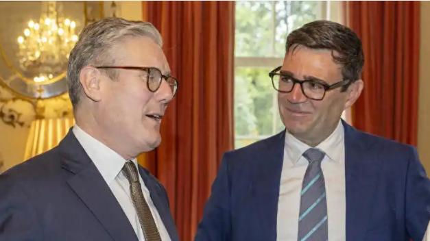 英国政坛又换人了，十年第七个首相，频率比某些公司换CEO还高。斯塔默下台了，这距