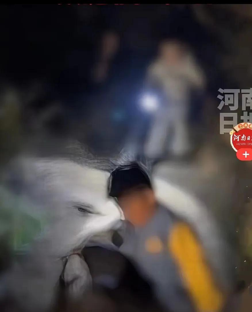 深夜驻马店，李先生见对面山顶亮光不动，料是有人迷路。山间夜寒刺骨，他持手电即刻上