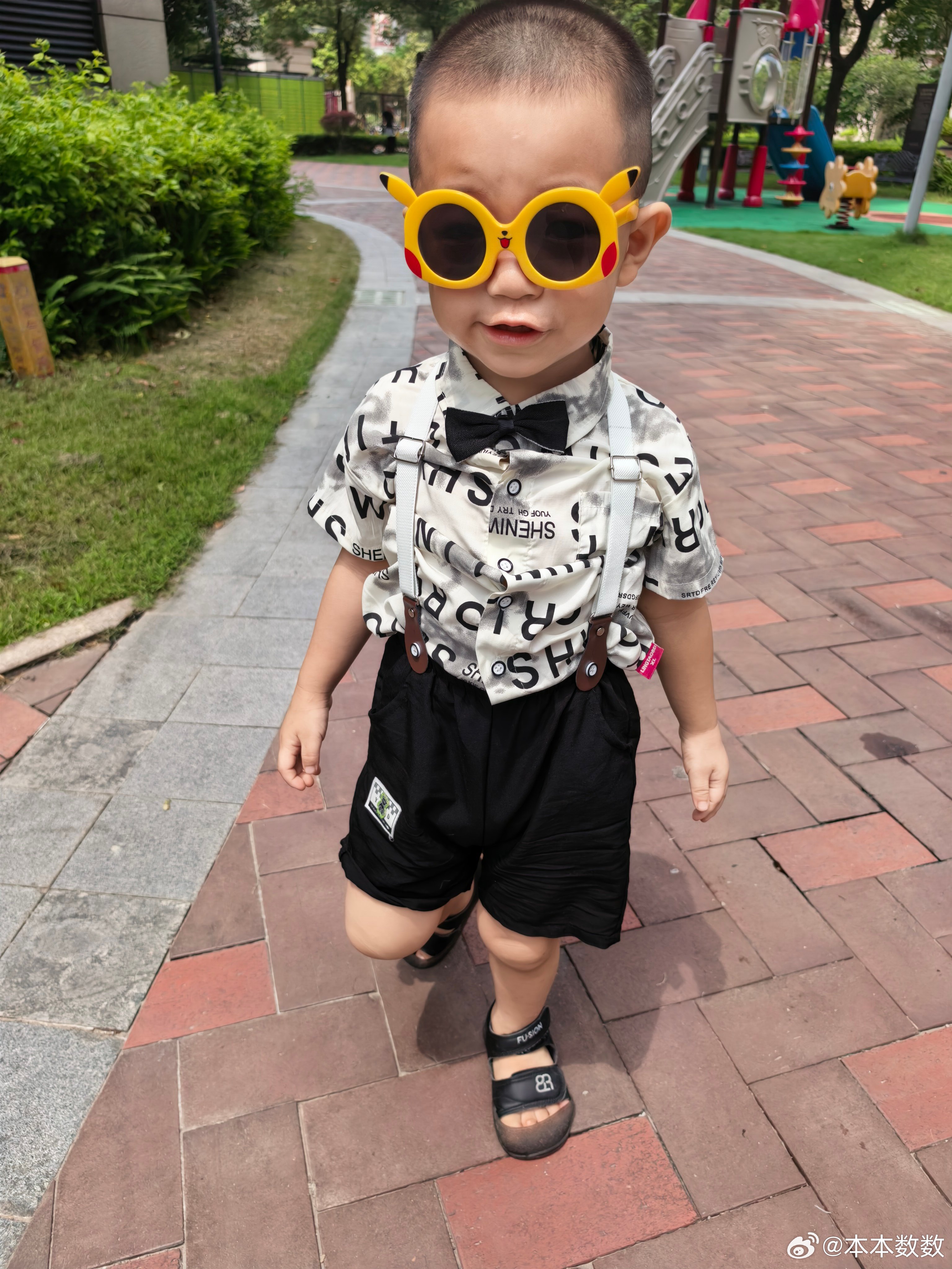 今天的帅小伙炸街了刚戴上眼镜真的很开心去完超市买菜回小区拍照就哭的哇哇的一回来就