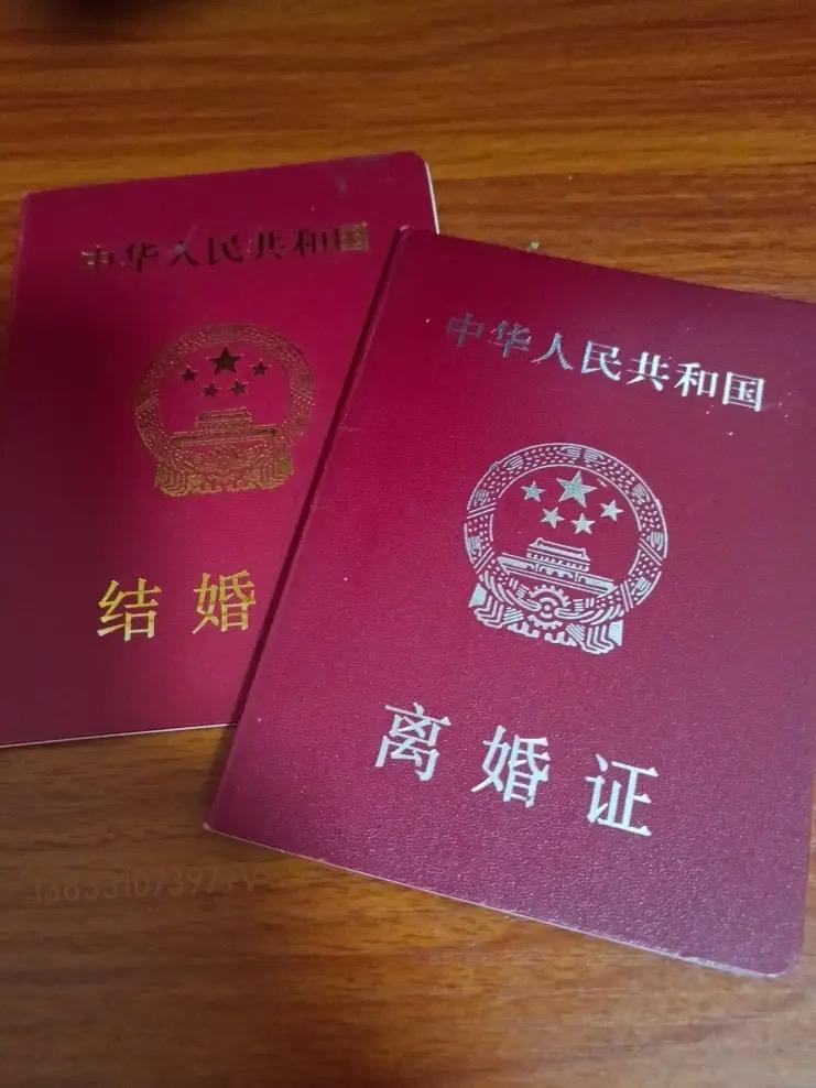 在人间
研究研究

老婆：你在干什么？
老公：没干啥！
老婆：你都盯了结婚证看一