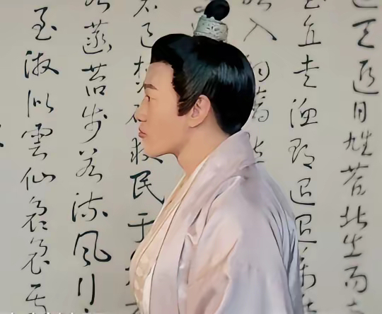 折腰里何润东这身材...来真的吗，可真是个小男女孩呀 ​​​
