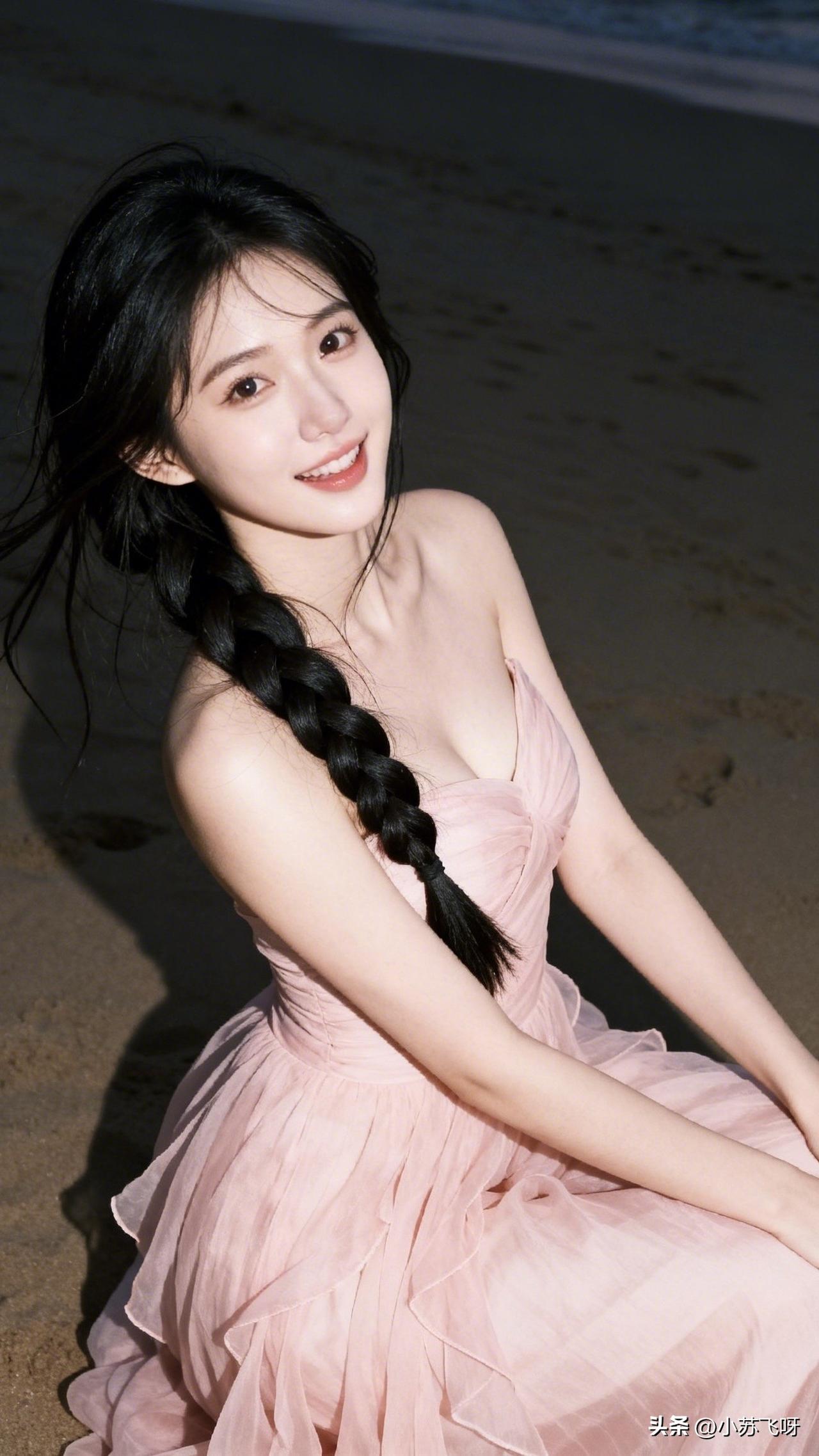 与海：冷死个人咧还要装[黑线]！
翩若惊鸿映海光，
佳人绰约梦未央；
海与婚纱相