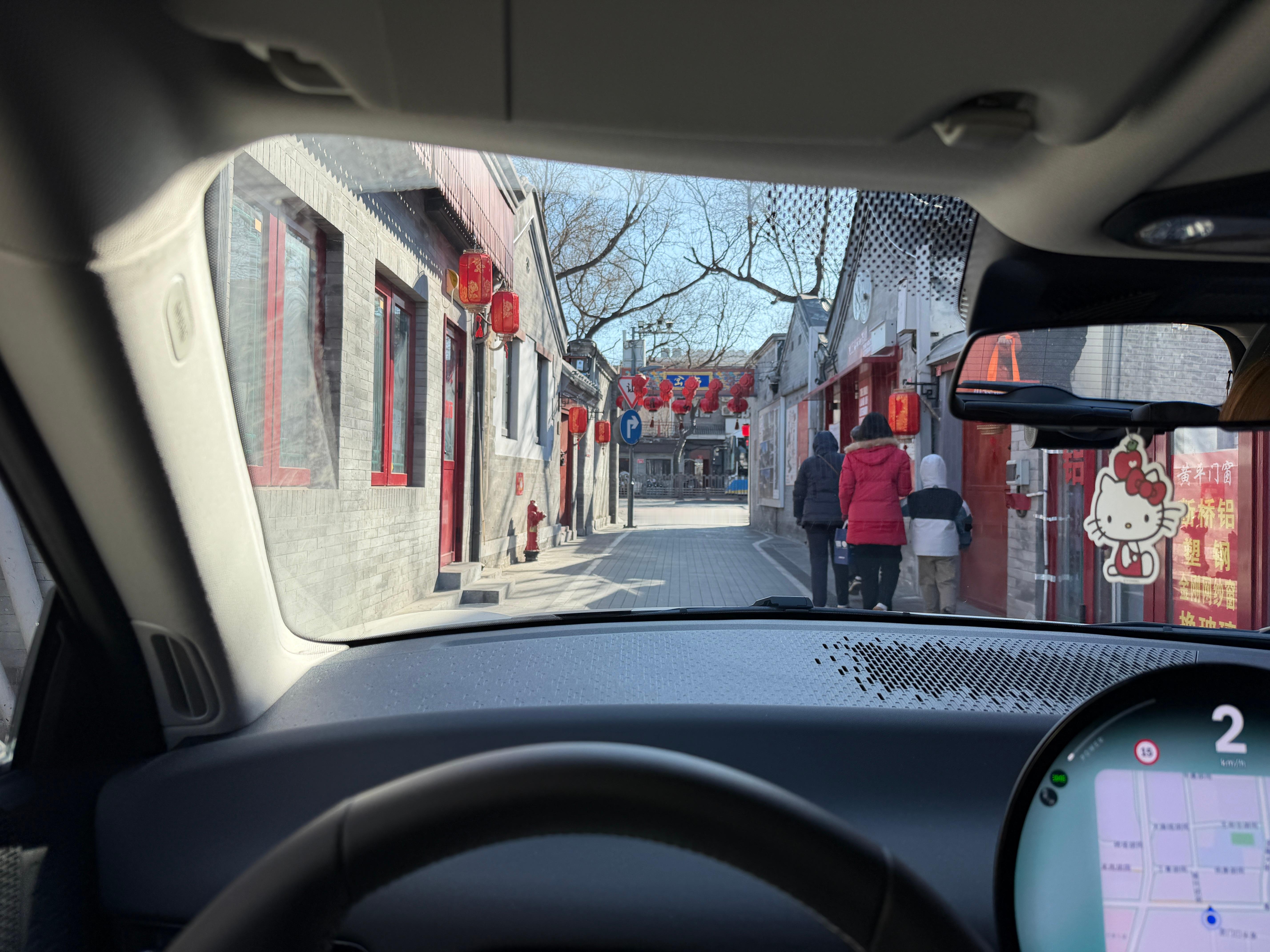 去北京的胡同儿我只敢开mini去 刚学完车那会儿开我爸的5系，直接在北锣鼓巷的胡