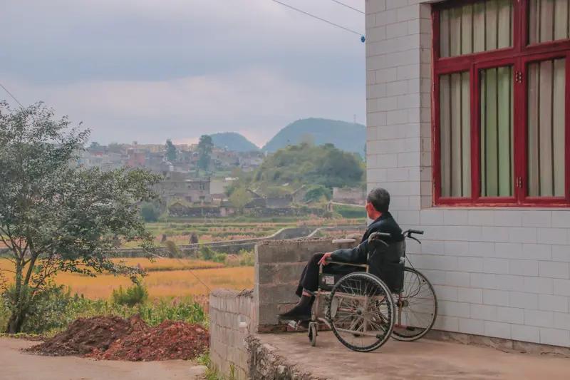 关于农村老人养老怎么办，这确实是当下很多人心头的牵挂。随着大量年轻人外出务工，农