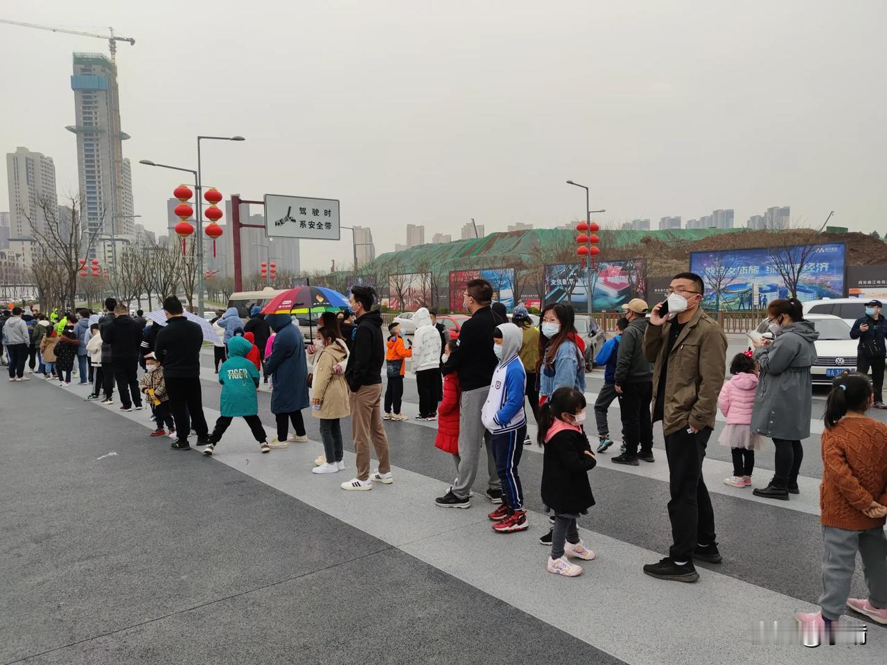#西安抗疫日记# 人潮人海中，又来排队做核酸，明天中小学，幼儿园复课，学校要核酸