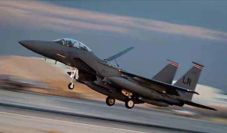 美伊对峙升级：撤侨加急，航母压境，中东战云密布

美国国务院27日批准其驻以色列