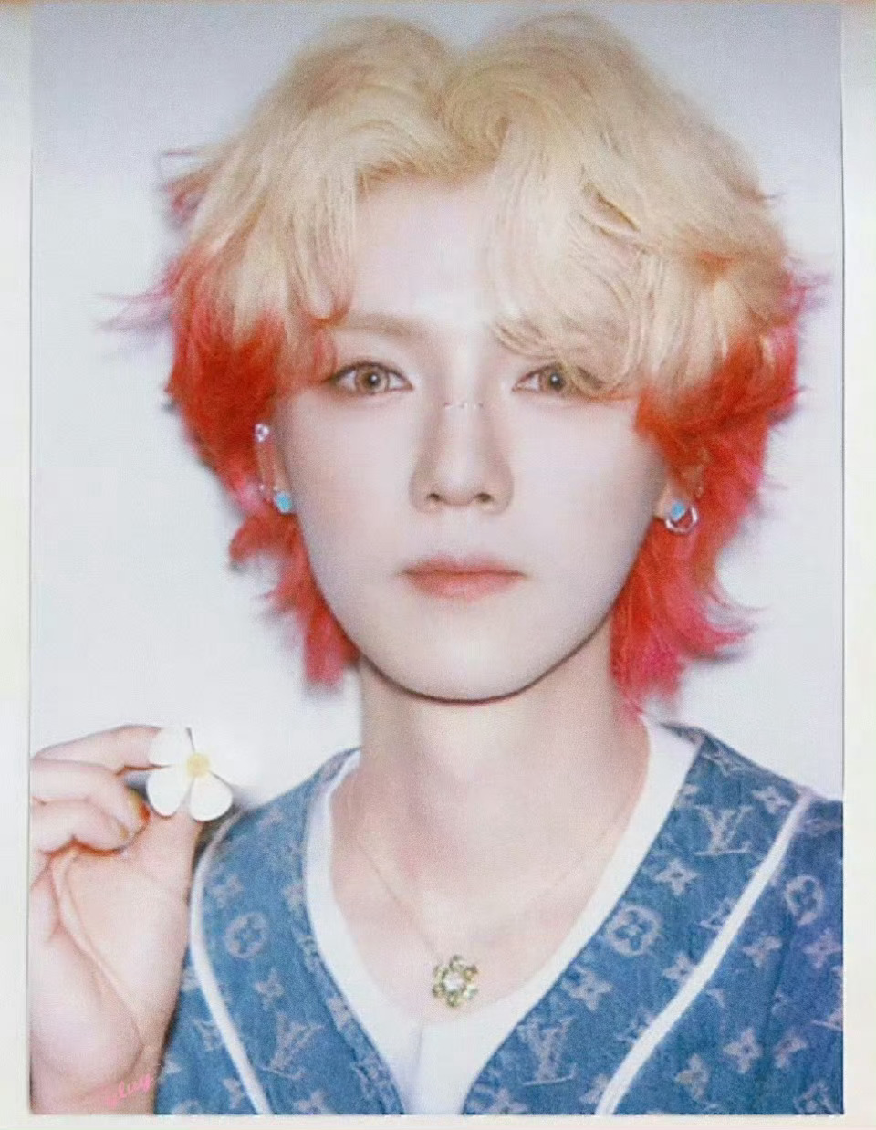 鹿晗元宵节撕拉片谁懂啊！鹿晗元宵营业这张撕拉片直接帅晕✨复古胶片质感拉满，无修的